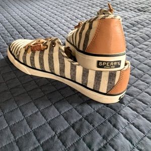 Size 9 1/2 Sperry shoes with leather accent.
